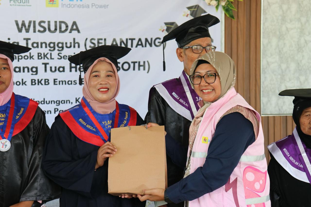 In Commemoration of Kartini Day, Srikandi of PLN Indonesia Power UBP Grati Support the SELANTANG & SOTH Graduation in Ranuklindungan Village